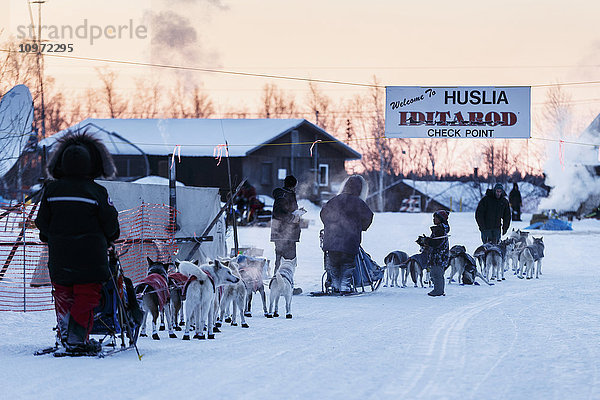 Lev Shvarts und Marcelle Fressineau erreichen gemeinsam den Kontrollpunkt Huslia beim Iditarod 2015