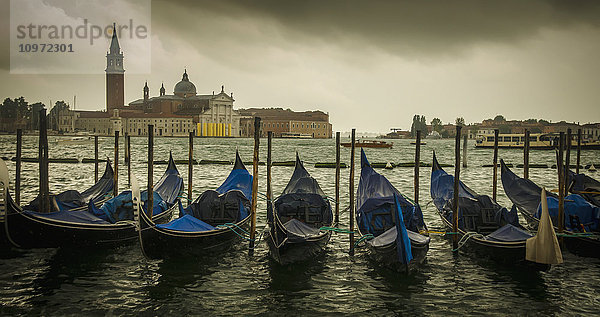 Gondelreihe im Kanal; Venedig  Itaien