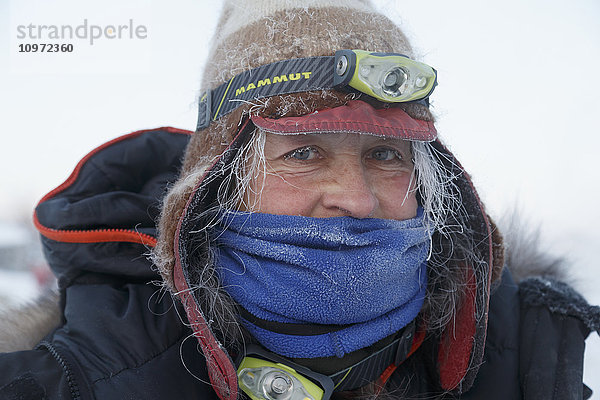 Porträt von Marcelle Fressineau am Kontrollpunkt Huslia während des Iditarod 2015