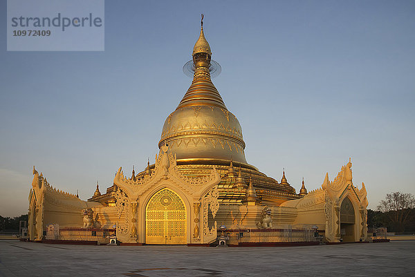 Maha Wizari Zedi Pagode bei Sonnenuntergang  oberhalb der berühmten Shwe Dagon Pagode; Yangon  Myanmar