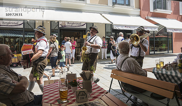 Lokale Band auf der Straße; Berchtesgaden  Bayern  Deutschland'.