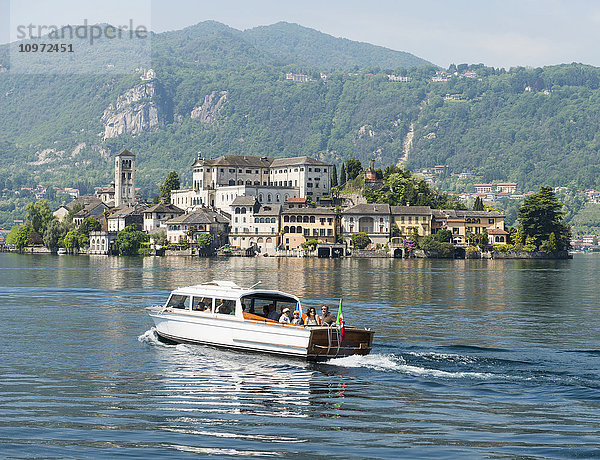 Passagiere in einem Boot auf dem Orta-See; Orta  Piemont  Italien