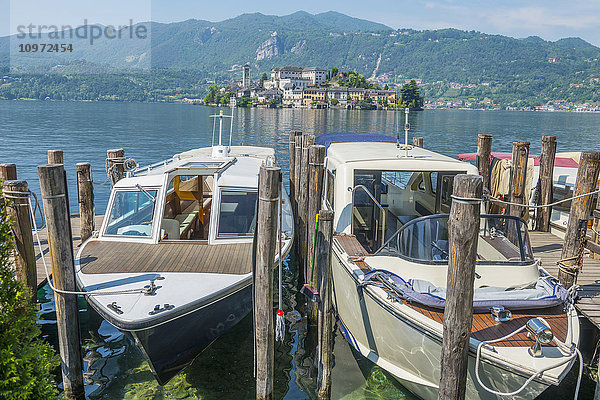 Boote in einem Hafen am Orta-See; Orta  Piemont  Italien