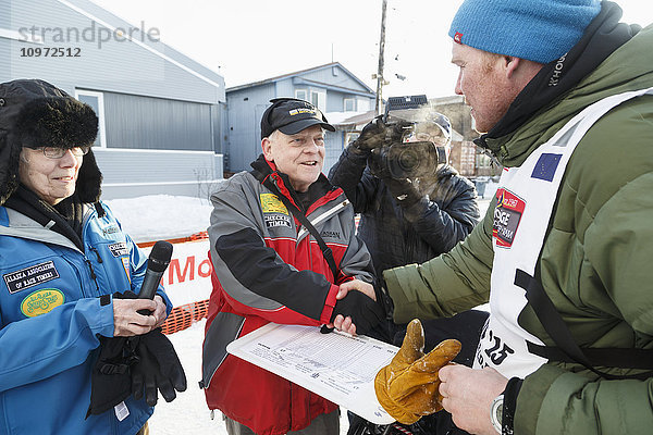 Mats Pettersson trägt sich an der Ziellinie in Nome während des Iditarod 2015 ein