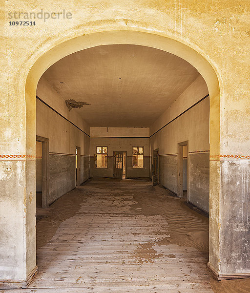 Ein buntes und verlassenes Haus; Kolmanskop  Namibia'.