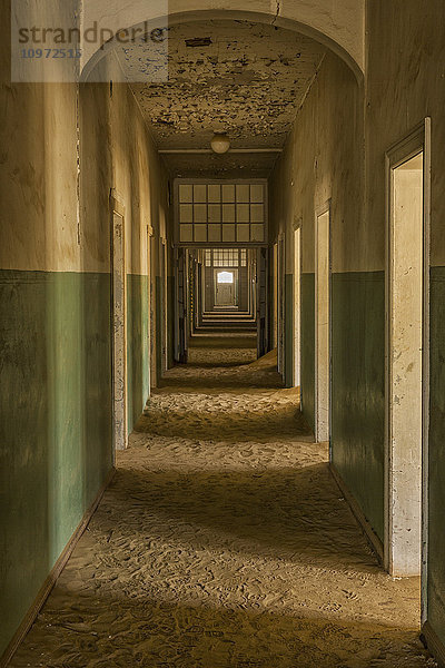 Verlassenes altes Krankenhaus; Kolmanskop  Namibia'.