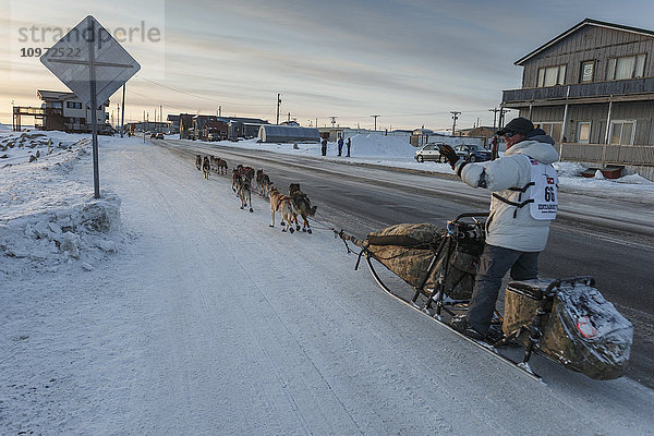 Steve Watkins läuft auf dem Weg zur Ziellinie in Nome während des Iditarod 2015 die Front Street hinunter.