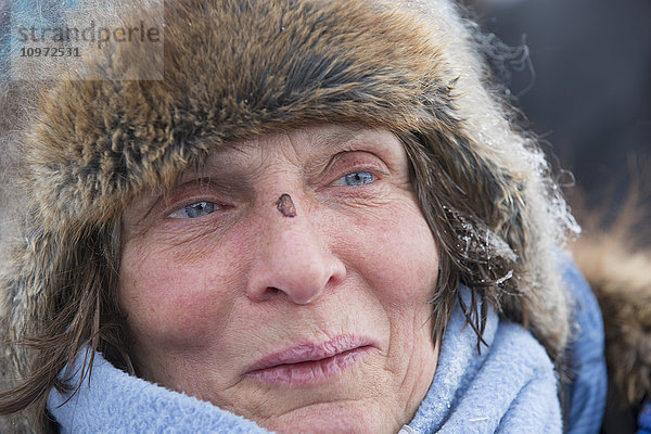 Porträt von Cindy Gallea an der Ziellinie in Nome während des Iditarod 2015