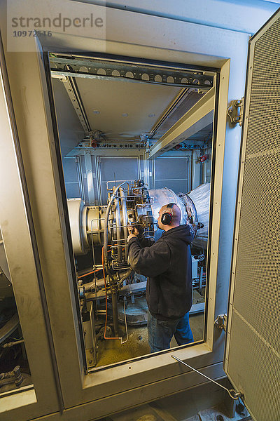 Arbeiter an einem elektrischen Kraftwerk  Gasturbinengenerator und Antriebswelle  Prudhoe Bay  Arktisches Alaska  USA  Sommer