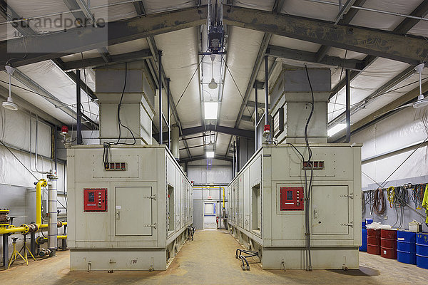 Generatoren eines Elektrizitätswerks in einem großen Gebäude  Prudhoe Bay  arktisches Alaska  USA  Sommer