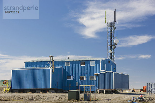 Gebäude des Elektrizitätswerks  Prudhoe Bay  Arktisches Alaska  USA  Sommer