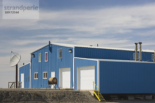Gebäude des Elektrizitätswerks  Prudhoe Bay  Arktisches Alaska  USA  Sommer