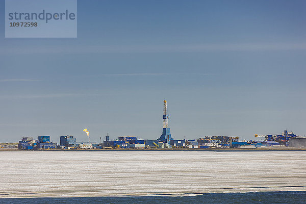 Öl- und Gasbohrinsel mit umliegender Infrastruktur  Prudhoe Bay  arktisches Alaska  USA  Sommer