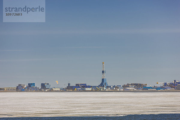 Öl- und Gasbohrinsel mit umliegender Infrastruktur  Prudhoe Bay  arktisches Alaska  USA  Sommer