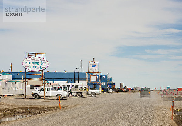 Vor dem Prudhoe Bay Hotel geparkte Lastwagen  Prudhoe Bay  Arktisches Alaska  USA  Sommer