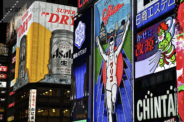 Bunte  beleuchtete Werbetafeln an Gebäuden bei Nacht; Osaka  Japan'.