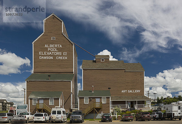 Historische Getreidesilos in der Innenstadt von Dawson Creek  British Columbia  Kanada  Sommer