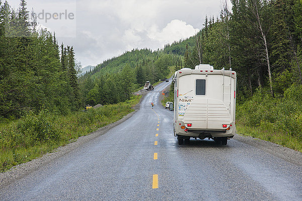 Wohnmobil fährt auf dem Alaska Highway  westlich von Fort Nelson  British Columbia Kanada  Sommer