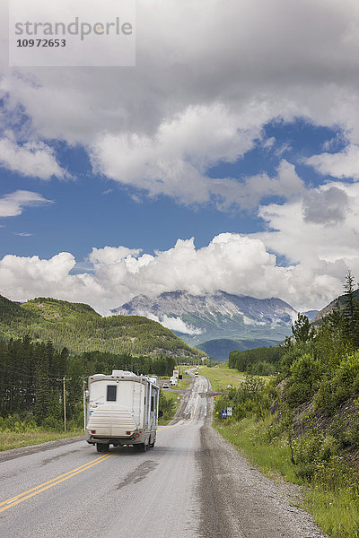 Wohnmobil auf dem Alaska Highway  westlich von Fort Nelson  British Columba  Kanada  Sommer
