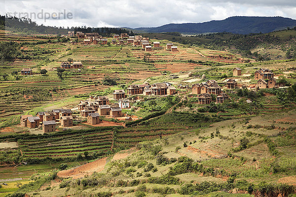 Panorama auf ein typisches Dorf in der Gegend von Ambalavao; Fianarantsoa  Madagaskar