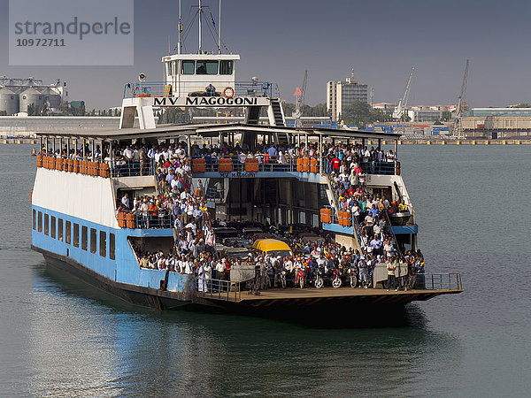 Fähre über das Wasser voller Passagiere; Dar es Salaam  Tansania'.