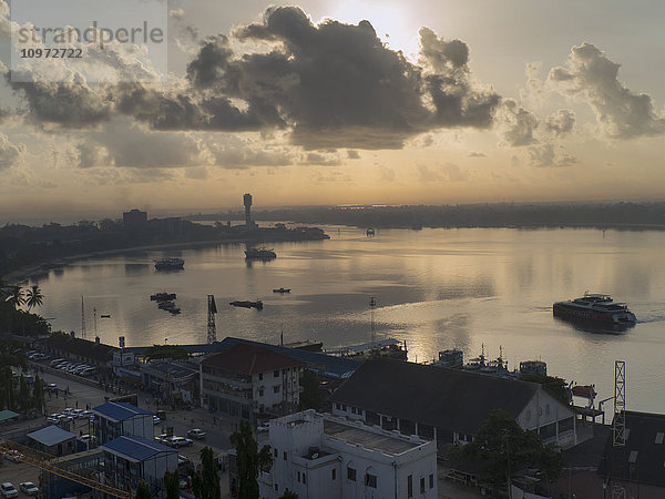 Der Hafen bei Sonnenuntergang; Dar es Salaam  Tansania'.