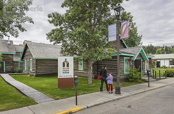 Mutter und Tochter erkunden das Old Log Church Museum  Whitehorse  Yukon Territory  Kanada  Sommer