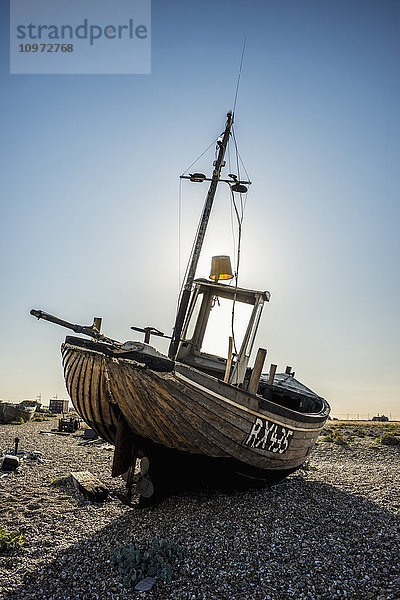 Altes Boot an einem Kiesstrand; Dungeness  Kent  England