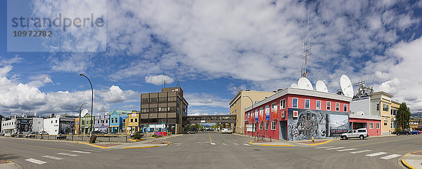 Bunte Gebäude und Geschäfte auf der Main Street in der Innenstadt von Whitehorse  Yukon  Kanada  Sommer  Panorama