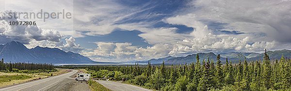 Panoramablick auf den Alaska Highway und den Kluane Lake in der Ferne  Yukon Territory  Kanada  Sommer