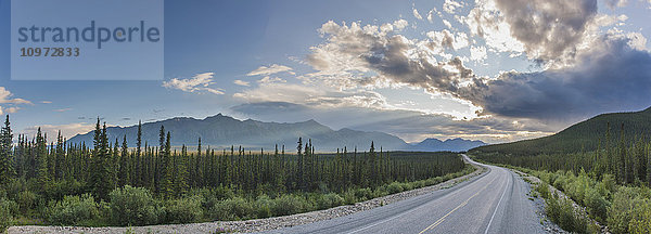 Blick auf den Alaska Highway bei Sonnenuntergang in der Nähe des Kluane Lake  Yukon Territory  Kanada  HDR