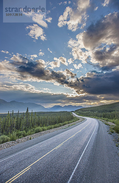 Blick auf den Alaska Highway bei Sonnenuntergang in der Nähe des Kluane Lake  Yukon Territory  Kanada  HDR