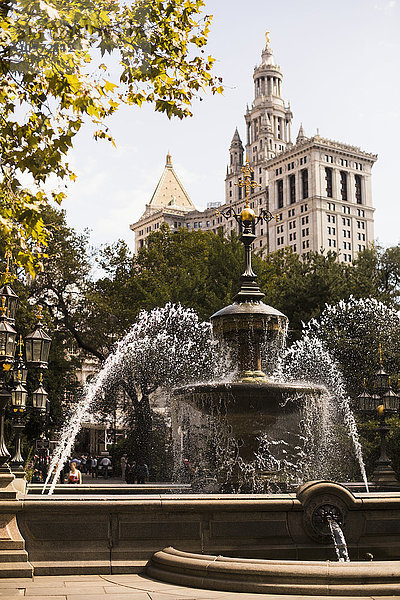 Park mit Springbrunnen; New York City  New York  Vereinigte Staaten von Amerika'.