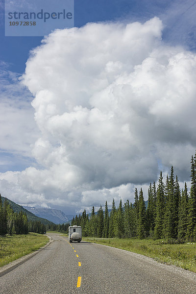 Wohnmobilfahrt auf dem Alaska Highway mit Kumulonimbuswolken über dem Kopf  westlich von Fort Nelson  British Columbia  Kanada  Sommer