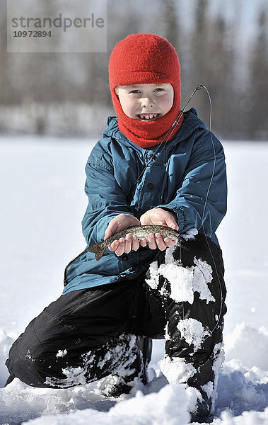 Junge beim Eisfischen auf dem Matanuska-See im Matanuska-Tal nördlich von Anchorage  Süd-Zentral-Alaska