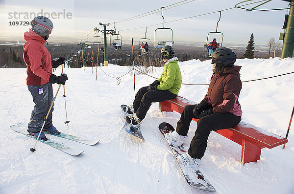 Freunde auf dem Gipfel des Hilltop-Skigebiets in Anchorage  Alaska