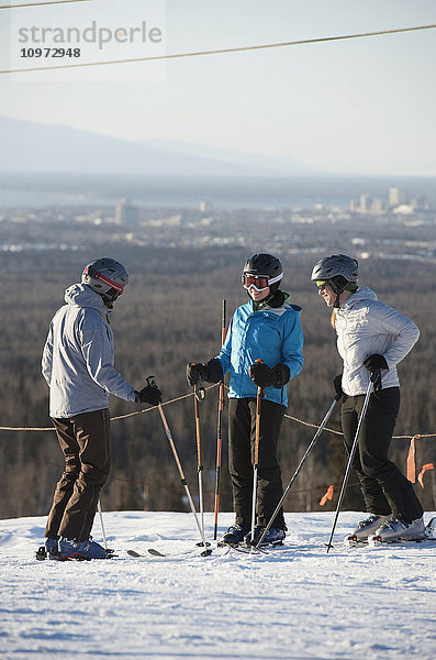 Freunde auf dem Gipfel des Hilltop-Skigebiets in Anchorage  Alaska