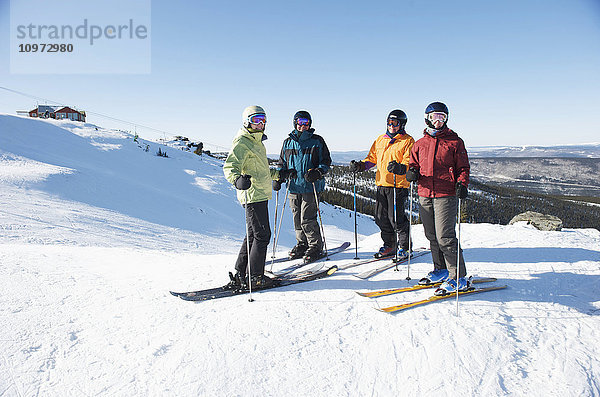 Freunde versammeln sich auf dem Gipfel des Mt. Aurora Skiland zu einem Skitag in der Nähe des Cleary Summit nördlich von Fairbanks  Alaska