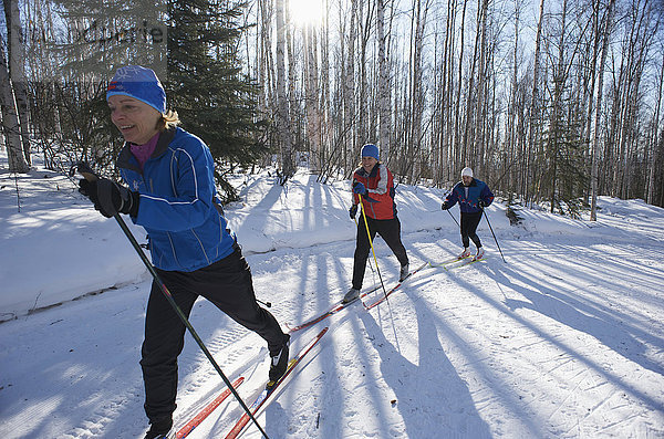 Freunde genießen den Skilanglauf auf dem Jim-Whisenhant-Langlaufloipensystem im Birch Hill Recreation Area in Fairbanks Alaska