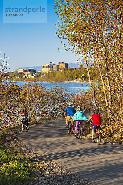 Radfahrer auf dem Tony Knowles Coastal Trail in der Nähe des Stadtzentrums von Anchorage  Alaska  Frühjahr