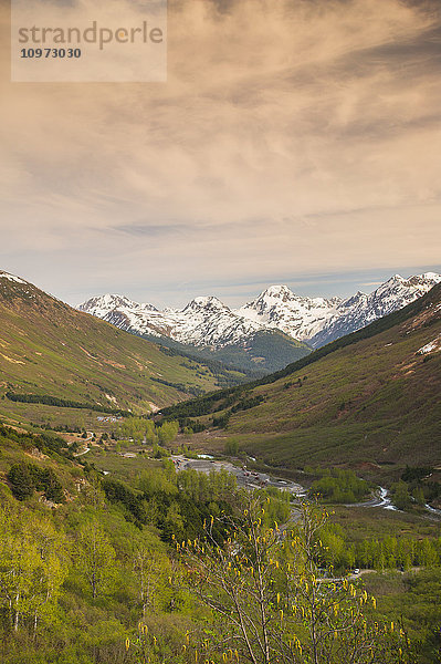 Der Blick auf Girdwood vom Crow Pass Trail  Süd-Zentral-Alaska.