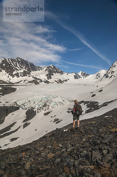 Wanderer auf dem Crow Pass Trail  im Chugach State Park in der Nähe von Girdwood  Süd-Zentral-Alaska  Sommer.