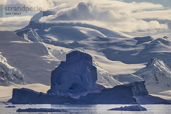 Eisberge in der Gerlache-Straße vor dem Neko-Hafen  Antarktische Halbinsel; Antarktis'.