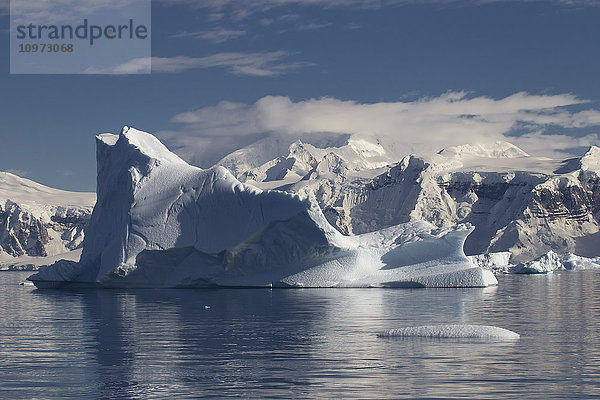 Eisberge in der Gerlache-Straße vor dem Hafen von Neko  Antarktische Halbinsel; Antarktis'.