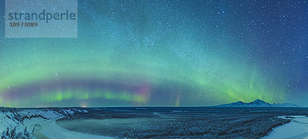 Grüne und rote Nordlichter über dem Copper River und den Wrangell Mountains in der Nähe von Glennallen  Southcentral Alaska  USA  Winter
