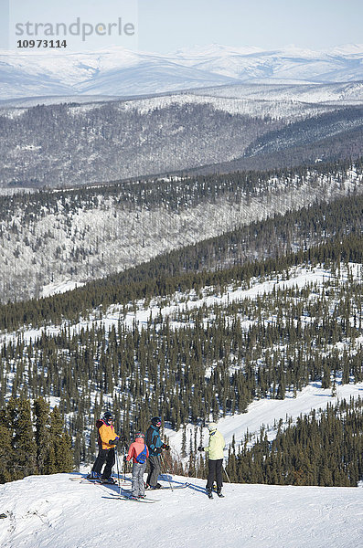 Freunde genießen die Aussicht während eines Skitages am Mt. Aurora Skiland in der Nähe des Cleary Summit nördlich von Fairbanks  Alaska