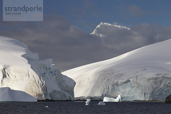 Gletscherbedeckte Melchior-Inseln  im Hintergrund die Gipfel der Brabant-Insel  Antarktische Halbinsel; Antarktis'