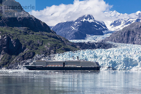 Blick auf ein Kreuzfahrtschiff an der Wand des Margerie-Gletschers  Glacier Bay National Park  Südost-Alaska  Sommer.