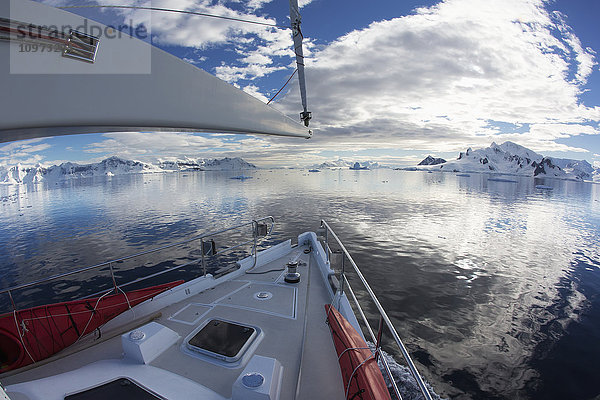 Segelboot in der Gerlache-Straße  Antarktische Halbinsel; Antarktis'.