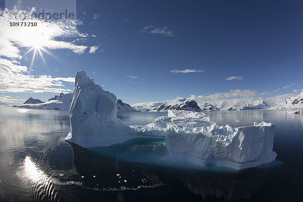 Eisberge in der Gerlache-Straße  Antarktische Halbinsel; Antarktis'.